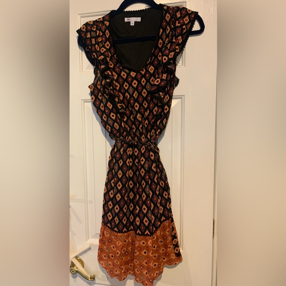 Earth toned dress. Short ruffle sleeves